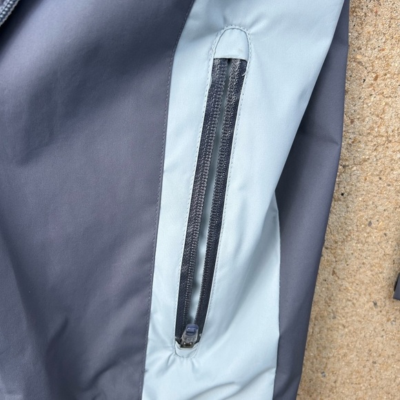 Champion jogging jacket with headphone/ phone pocket retractable hood - Picture 6 of 6